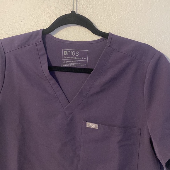 Figs Purple Top Size Medium - Picture 2 of 3